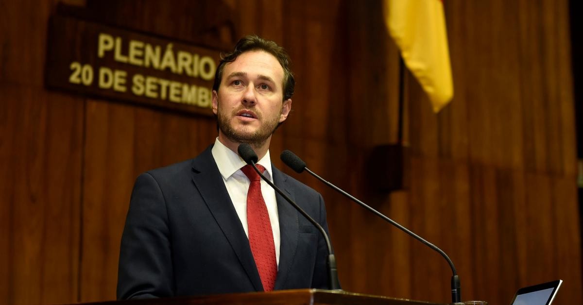 Vinicius Ribeiro toma posse na Assembleia Legislativa